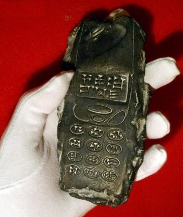 Babylonokia, escultura de barro con forma de móvil y signos cuneiformes