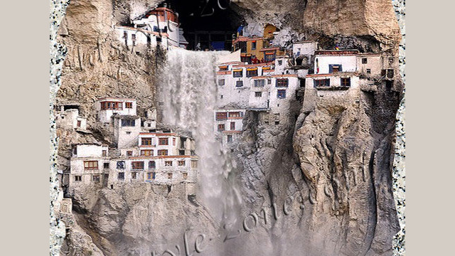 Phuktal-Monastery-en-Ladakh-India Phuktal-Monastery-en-Ladakh-India